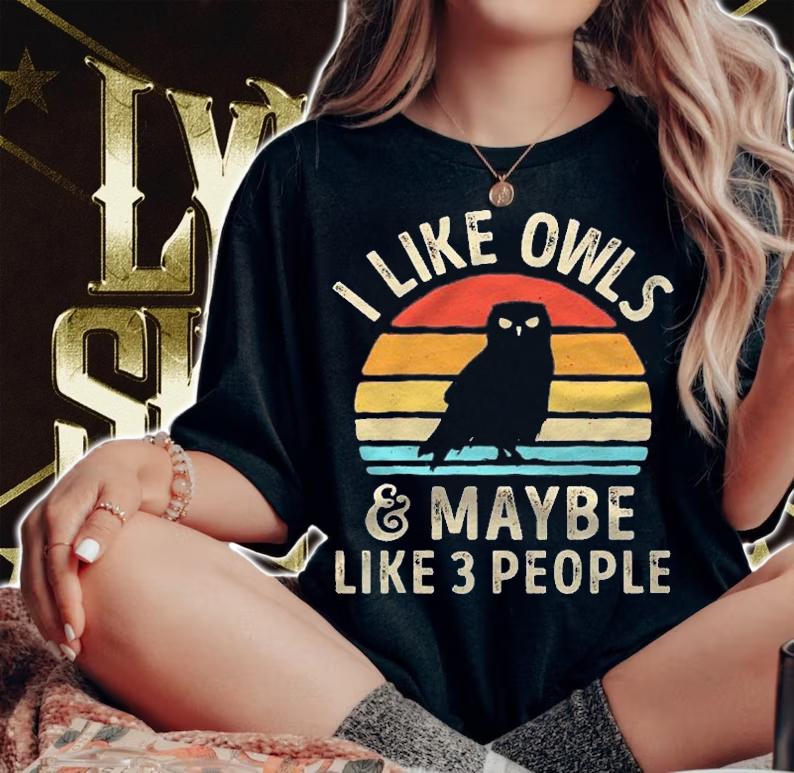 I Like Owls And Maybe 3 People Funny Owl Retro Vintage Gifts Shirt t-shirt
